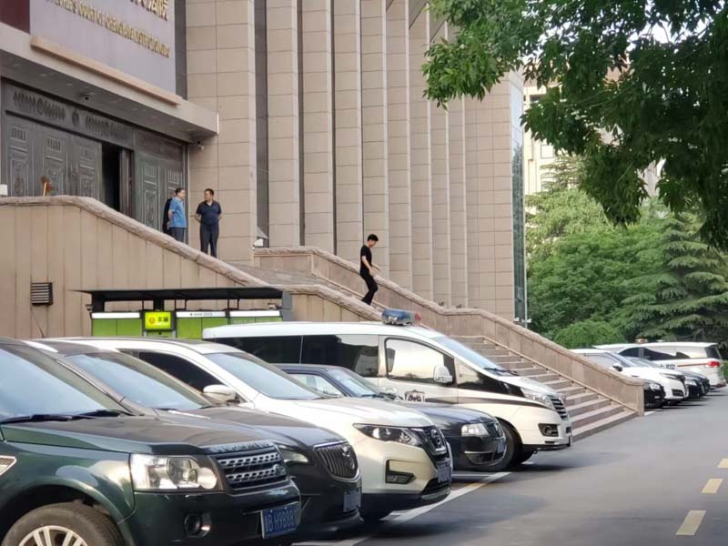 當合法建造的養殖場被強制拆遷后怎么辦？崇明律師：可以要求這些賠償